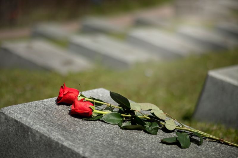 view-gravestone-with-flowers